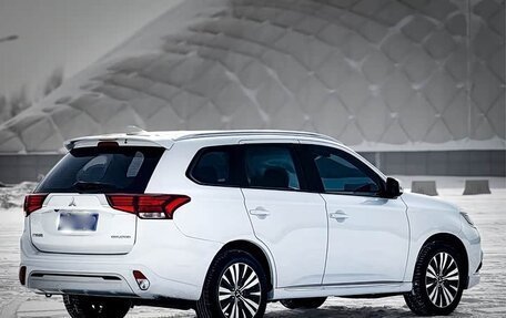 Mitsubishi Outlander III рестайлинг 3, 2022 год, 1 860 000 рублей, 4 фотография