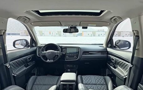 Mitsubishi Outlander III рестайлинг 3, 2022 год, 1 860 000 рублей, 9 фотография