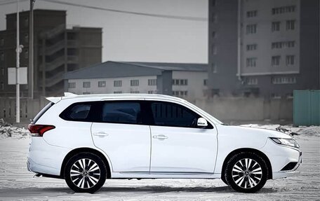 Mitsubishi Outlander III рестайлинг 3, 2022 год, 1 860 000 рублей, 7 фотография