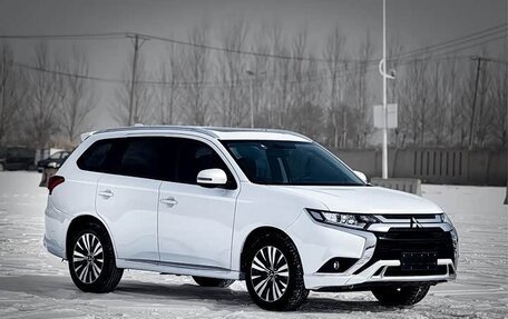 Mitsubishi Outlander III рестайлинг 3, 2022 год, 1 860 000 рублей, 3 фотография