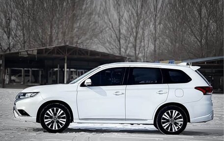 Mitsubishi Outlander III рестайлинг 3, 2022 год, 1 860 000 рублей, 8 фотография