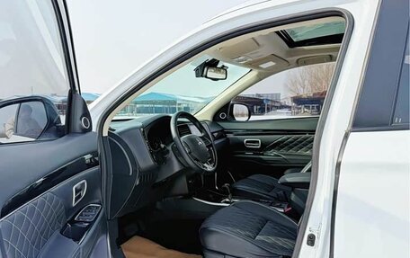 Mitsubishi Outlander III рестайлинг 3, 2022 год, 1 860 000 рублей, 11 фотография