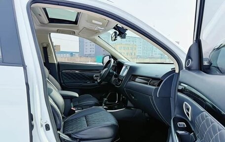 Mitsubishi Outlander III рестайлинг 3, 2022 год, 1 860 000 рублей, 10 фотография