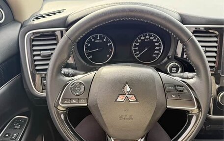 Mitsubishi Outlander III рестайлинг 3, 2022 год, 1 860 000 рублей, 13 фотография