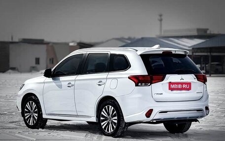 Mitsubishi Outlander III рестайлинг 3, 2022 год, 1 860 000 рублей, 6 фотография