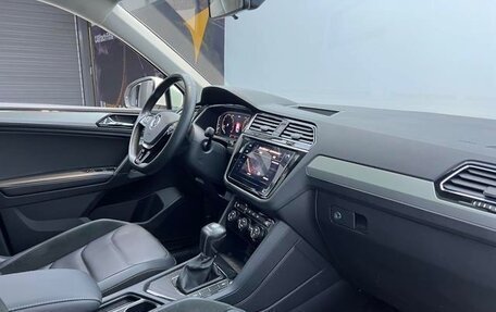 Volkswagen Tiguan II, 2021 год, 2 174 000 рублей, 10 фотография