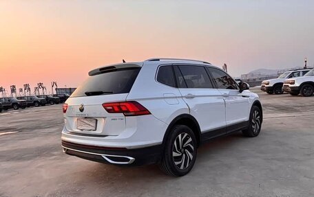Volkswagen Tiguan II, 2022 год, 2 600 000 рублей, 5 фотография