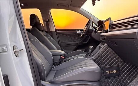 Volkswagen Tiguan II, 2022 год, 2 600 000 рублей, 12 фотография