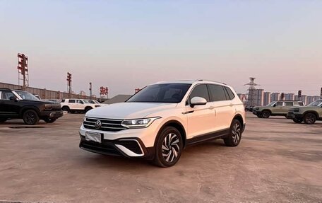 Volkswagen Tiguan II, 2022 год, 2 600 000 рублей, 1 фотография