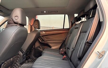 Volkswagen Tiguan II, 2022 год, 2 600 000 рублей, 13 фотография