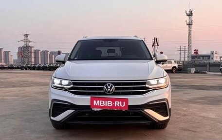 Volkswagen Tiguan II, 2022 год, 2 600 000 рублей, 2 фотография