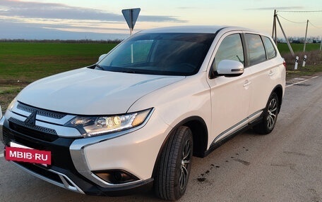 Mitsubishi Outlander III рестайлинг 3, 2021 год, 2 200 000 рублей, 2 фотография