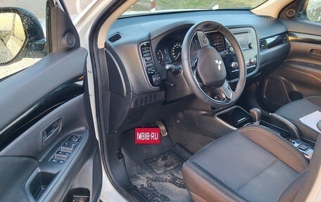 Mitsubishi Outlander III рестайлинг 3, 2021 год, 2 200 000 рублей, 6 фотография