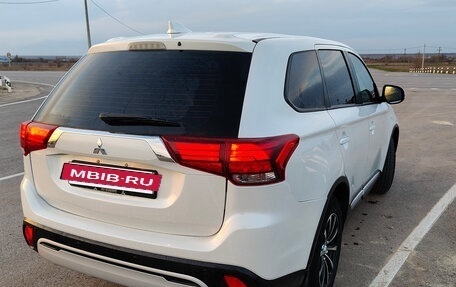 Mitsubishi Outlander III рестайлинг 3, 2021 год, 2 200 000 рублей, 4 фотография