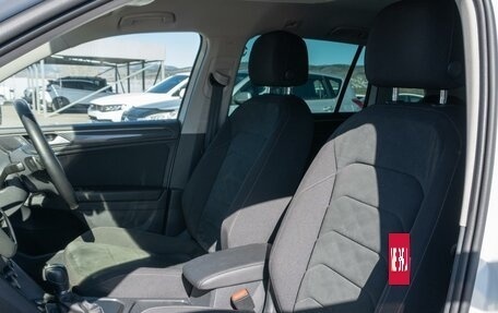 Volkswagen Tiguan II, 2019 год, 2 120 000 рублей, 13 фотография