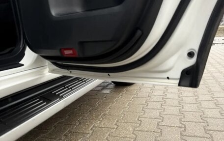 Toyota Land Cruiser Prado 150 рестайлинг 2, 2015 год, 3 675 000 рублей, 28 фотография