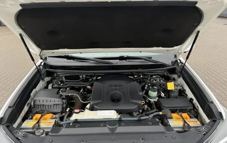 Toyota Land Cruiser Prado 150 рестайлинг 2, 2015 год, 3 675 000 рублей, 31 фотография