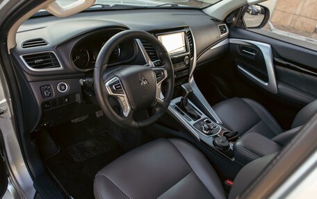 Mitsubishi Pajero Sport III рестайлинг, 2017 год, 2 595 000 рублей, 13 фотография