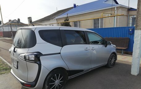 Toyota Sienta II, 2022 год, 1 600 000 рублей, 2 фотография