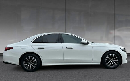 Mercedes-Benz E-Класс, 2023 год, 5 750 000 рублей, 6 фотография