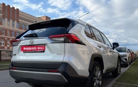 Toyota RAV4, 2022 год, 4 200 000 рублей, 3 фотография