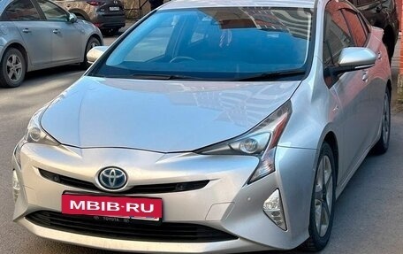 Toyota Prius IV XW50, 2015 год, 1 750 000 рублей, 3 фотография