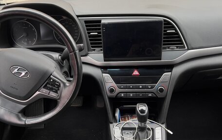 Hyundai Elantra VI рестайлинг, 2017 год, 1 200 000 рублей, 17 фотография