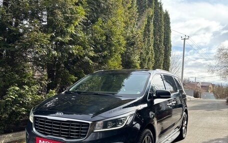 KIA Carnival III, 2020 год, 2 500 000 рублей, 2 фотография