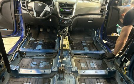 Hyundai Solaris II рестайлинг, 2012 год, 800 000 рублей, 26 фотография