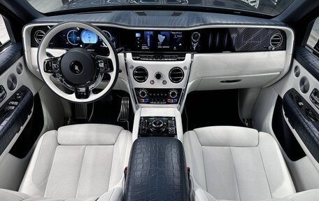 Rolls-Royce Cullinan, 2024 год, 62 000 000 рублей, 15 фотография