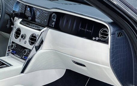 Rolls-Royce Cullinan, 2024 год, 62 000 000 рублей, 24 фотография