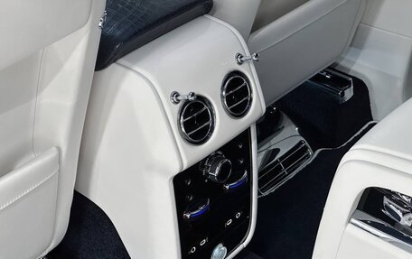 Rolls-Royce Cullinan, 2024 год, 62 000 000 рублей, 29 фотография