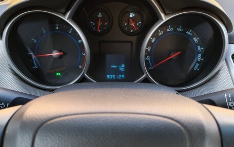 Chevrolet Cruze II, 2010 год, 640 000 рублей, 10 фотография