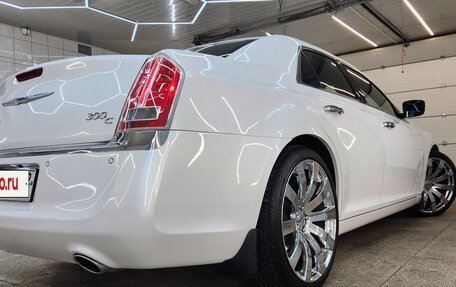 Chrysler 300C II, 2012 год, 1 800 000 рублей, 21 фотография