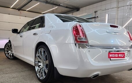 Chrysler 300C II, 2012 год, 1 800 000 рублей, 20 фотография