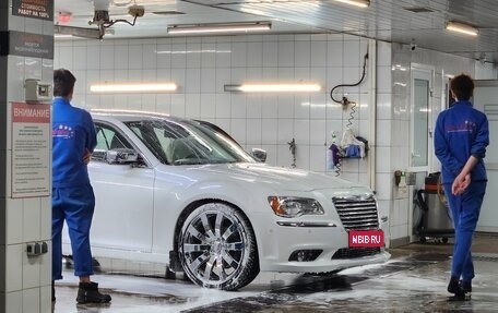 Chrysler 300C II, 2012 год, 1 800 000 рублей, 32 фотография