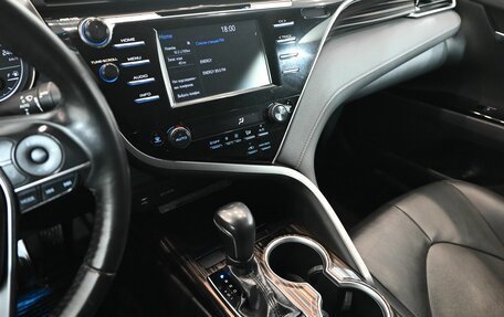 Toyota Camry, 2018 год, 2 800 000 рублей, 15 фотография