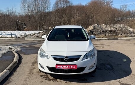 Opel Astra J, 2011 год, 670 000 рублей, 1 фотография