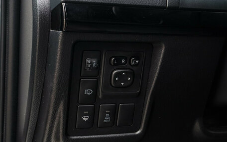 Toyota Land Cruiser Prado 150 рестайлинг 2, 2015 год, 3 725 000 рублей, 16 фотография