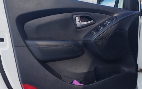 Hyundai ix35 I рестайлинг, 2011 год, 950 000 рублей, 15 фотография