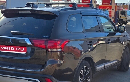 Mitsubishi Outlander III рестайлинг 3, 2021 год, 2 990 000 рублей, 2 фотография