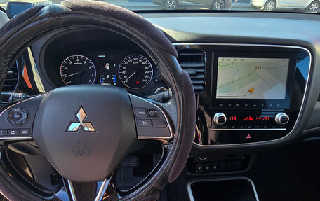 Mitsubishi Outlander III рестайлинг 3, 2021 год, 2 990 000 рублей, 10 фотография