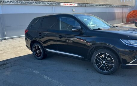 Mitsubishi Outlander III рестайлинг 3, 2016 год, 1 570 000 рублей, 3 фотография