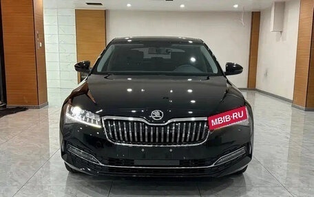 Skoda Superb III рестайлинг, 2025 год, 1 450 190 рублей, 2 фотография