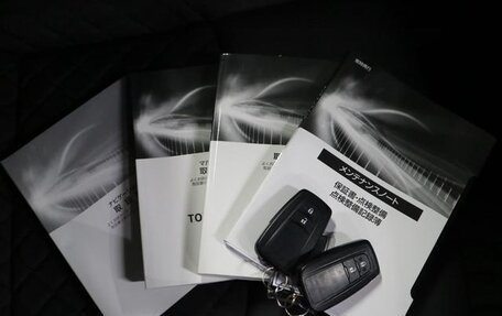 Toyota C-HR I рестайлинг, 2023 год, 1 835 000 рублей, 19 фотография