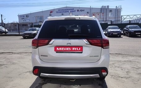 Mitsubishi Outlander III рестайлинг 3, 2017 год, 2 150 000 рублей, 3 фотография