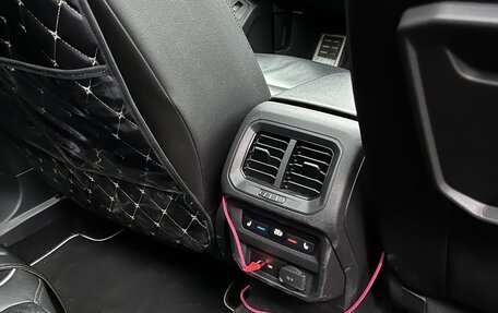 Volkswagen Tiguan II, 2019 год, 3 090 000 рублей, 15 фотография