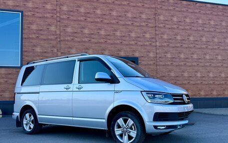 Volkswagen Caravelle T6 рестайлинг, 2015 год, 2 770 000 рублей, 1 фотография