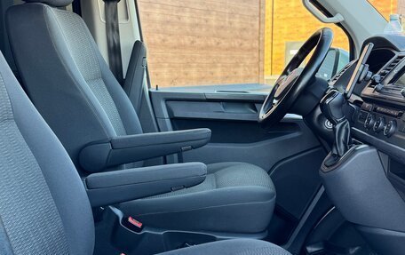 Volkswagen Caravelle T6 рестайлинг, 2015 год, 2 770 000 рублей, 23 фотография