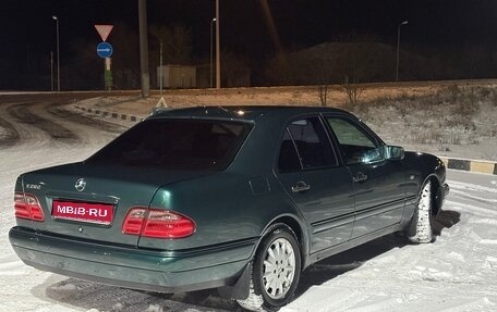 Mercedes-Benz E-Класс, 1998 год, 750 000 рублей, 1 фотография